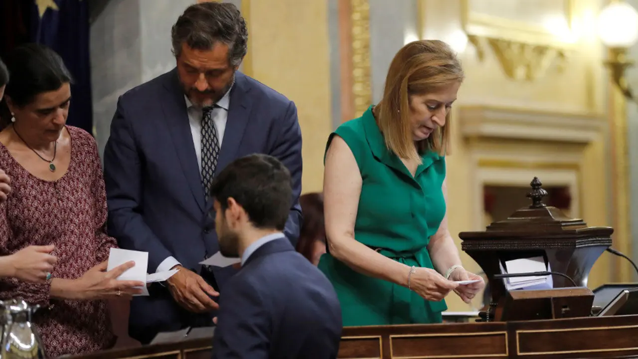 La presidenta del Congreso de los Diputados, Ana Pastor (d), durante el recuento de la votación.JUAN CARLOS HIDALGO (Efe)