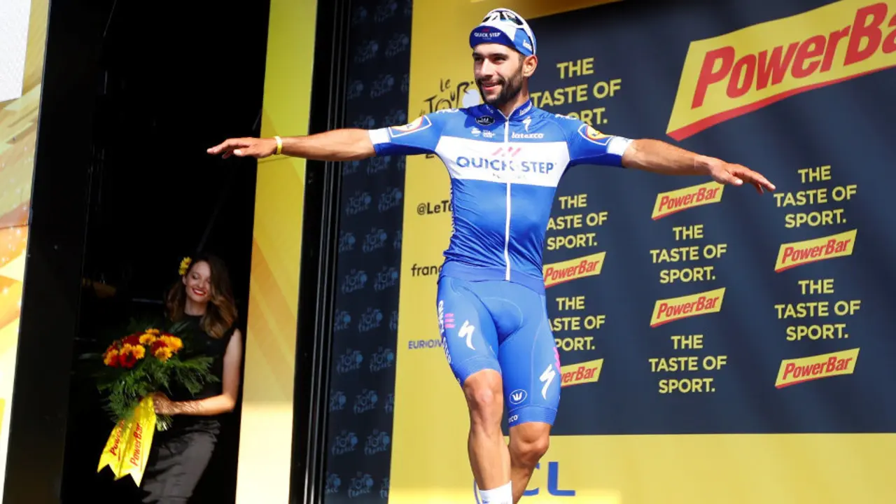 Fernando Gaviria celebra su victoria en la etapa. KIM LUDBROOK (Efe)