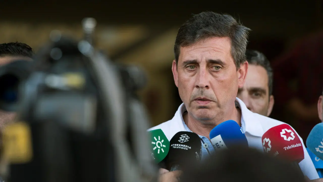 El alcalde de la localidad sevillana de Pilas, José Leocadio Ortega, en declaraciones a la prensa. RAÚL CARO (EFE)