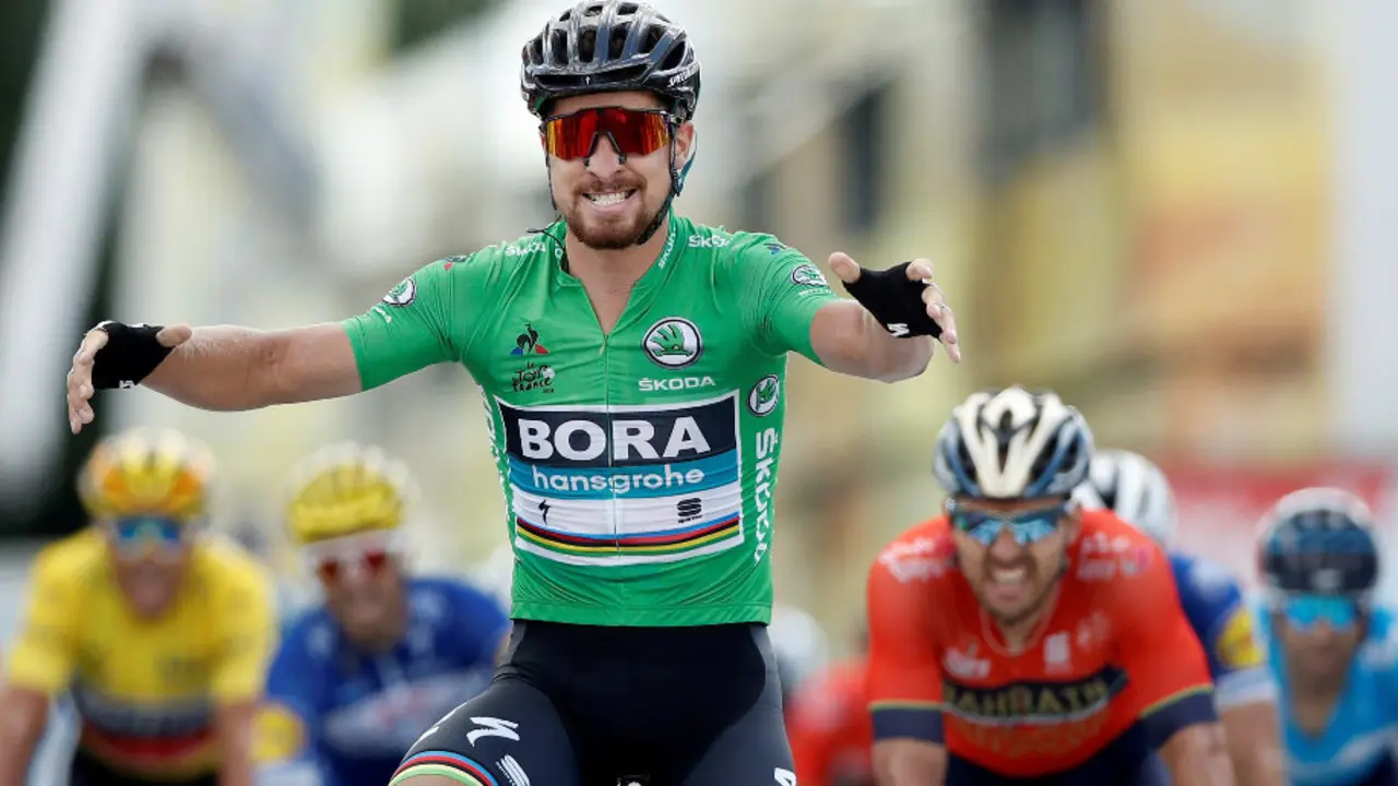 Peter Sagan celebra la victoria al cruzar la línea de meta. YOAN VALTA (Efe)