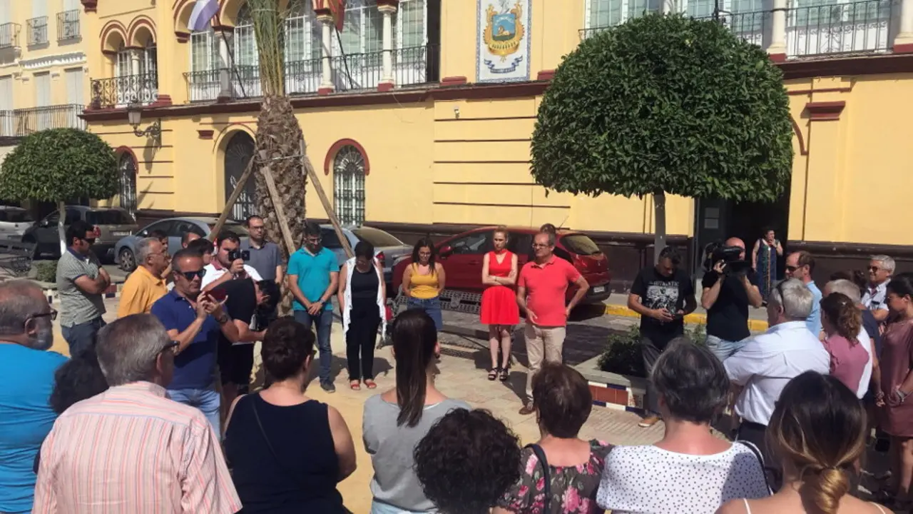 Minuto de silencio por las víctimas de Pau (Francia). FERMÍN CABANILLAS (Efe)
