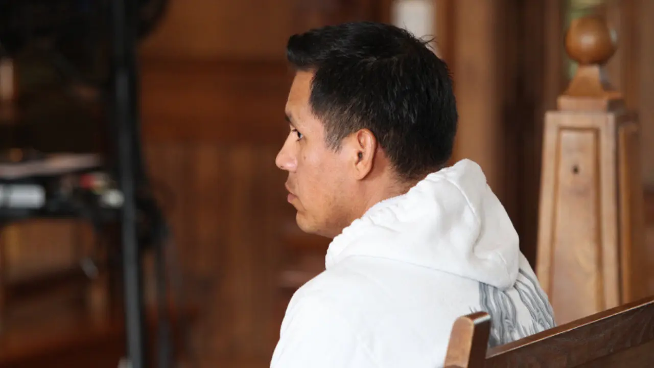 El vecino de Vilagarcía acusado de abusar de su hijastras, este jueves durante el juicio. GONZALO GARCÍA