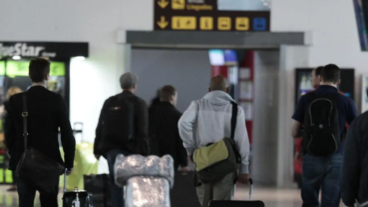 Pasajeros en el aeropuerto de Peinador. EP