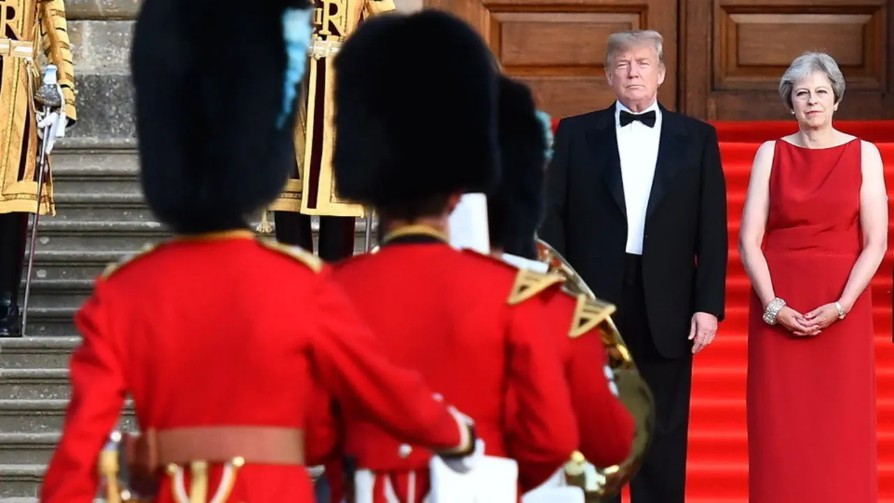 Theresa May y Donald Trump en los escalones de la Gran Corte. BEN STANSALL (EFE)
