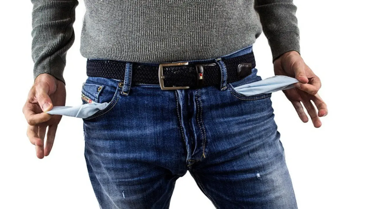 Hombre con los bolsillos vac&iacute;os. EP