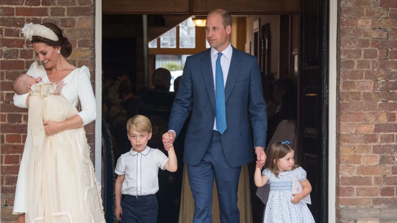Los duques de Cambridge y el príncipe Jorge, tercero por la izquierda, junto a su hermana en el bautizo de su hermano Luis. EFE