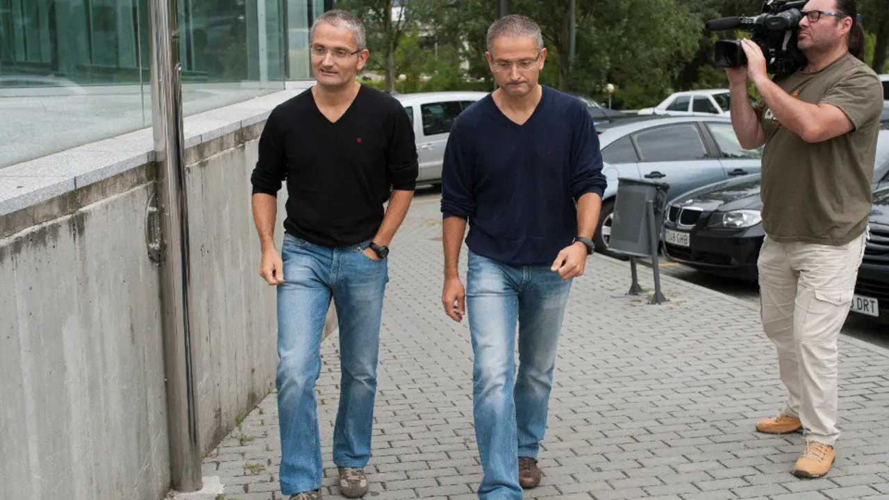 Los hermanos gemelos en las inmediaciones de los juzgados de Ourense. EFE