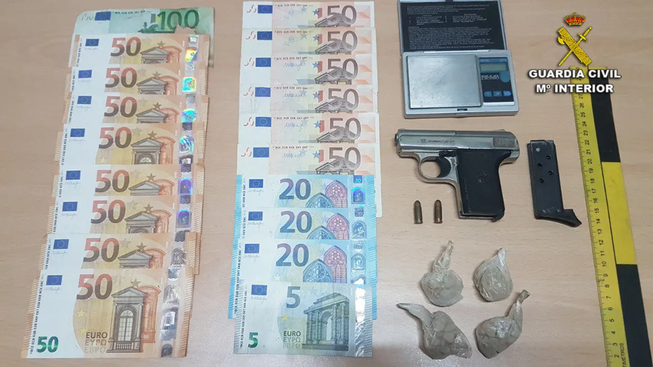 Dinero, droga y armas incautadas al vecino de Tui. GUARDIA CIVIL