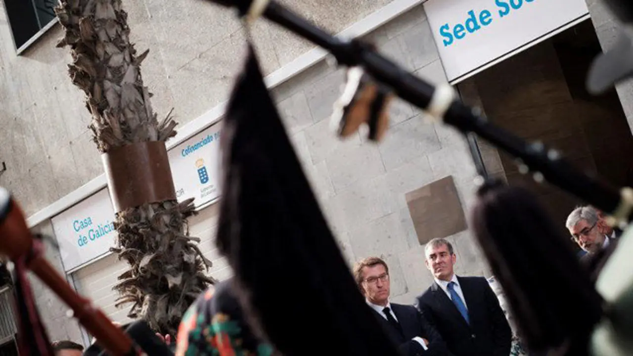 Los presidentes de la Xunta, Alberto Núñez Feijoo, y el Gobierno de Canarias, Fernando Clavijo, escuchan una banda de gaiteros durante la inauguración de las nuevas instalaciones de la Casa de Galicia en Las Palmas. ÁNGEL MEDINA G.