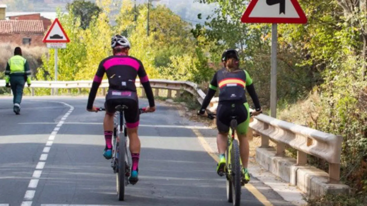 Una pareja de ciclistas AG