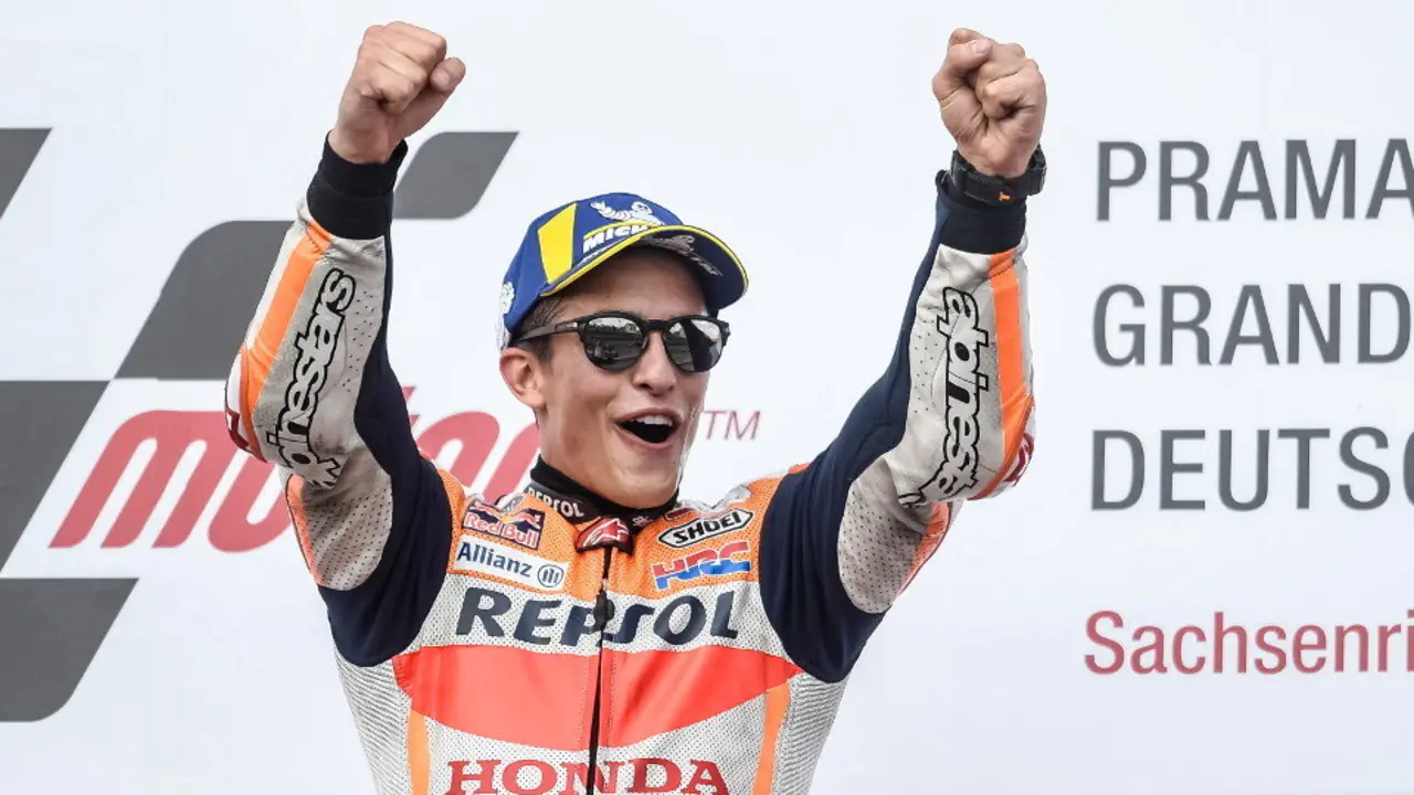 Márquez celebra su victoria en Alemania. FILIP SINGER (EFE)