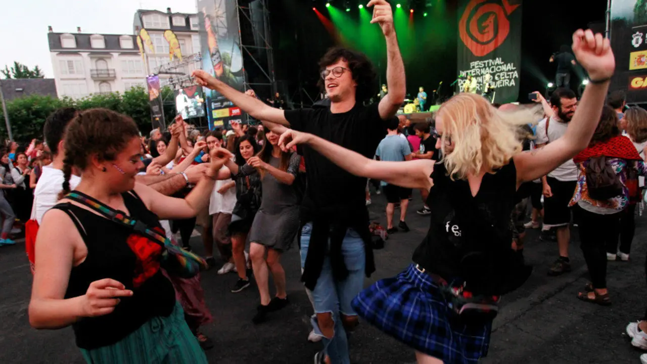 Asistentes al concierto de Milladoiro en el Festival de Ortigueira. KIKO DELGADO