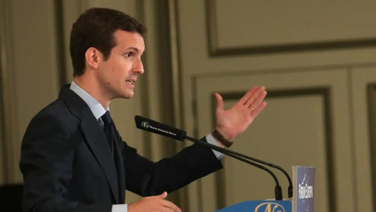 El candidato a la Presidencia del PP Pablo Casado, durante su intervención en un desayuno informativo este lunes. ZIPI (EFE)