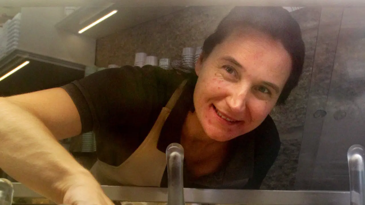 La viguesa Adela Rocha con sus helados en Pontevedra. DAVID FREIRE - Portada