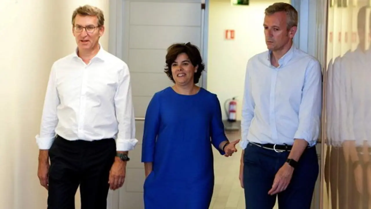 Sáenz de Santamaría, escoltada poor Feijóo y Rueda en un acto con afiliados en Pontevedra.SALVADOR SAS