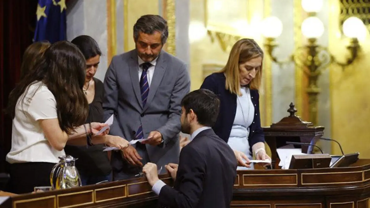 La presidenta del Congreso y los miembros de la mesa realizan un recuerto de votos tras detectar dos errores. JP GANDUL (EFE)