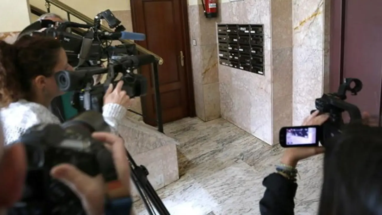 Portal de la calle Río Sella de Lugones donde una joven ha sido detenida por apuñalar a su pareja. EFE