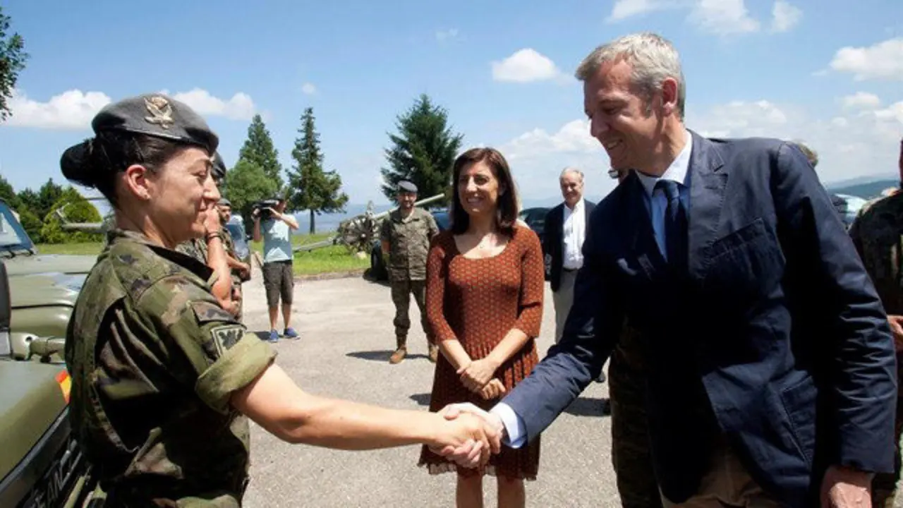 Rueda y Vázquez, en el centro de coordinación central contra incendios en Figueirido. SALVADOR SAS (EFE)
