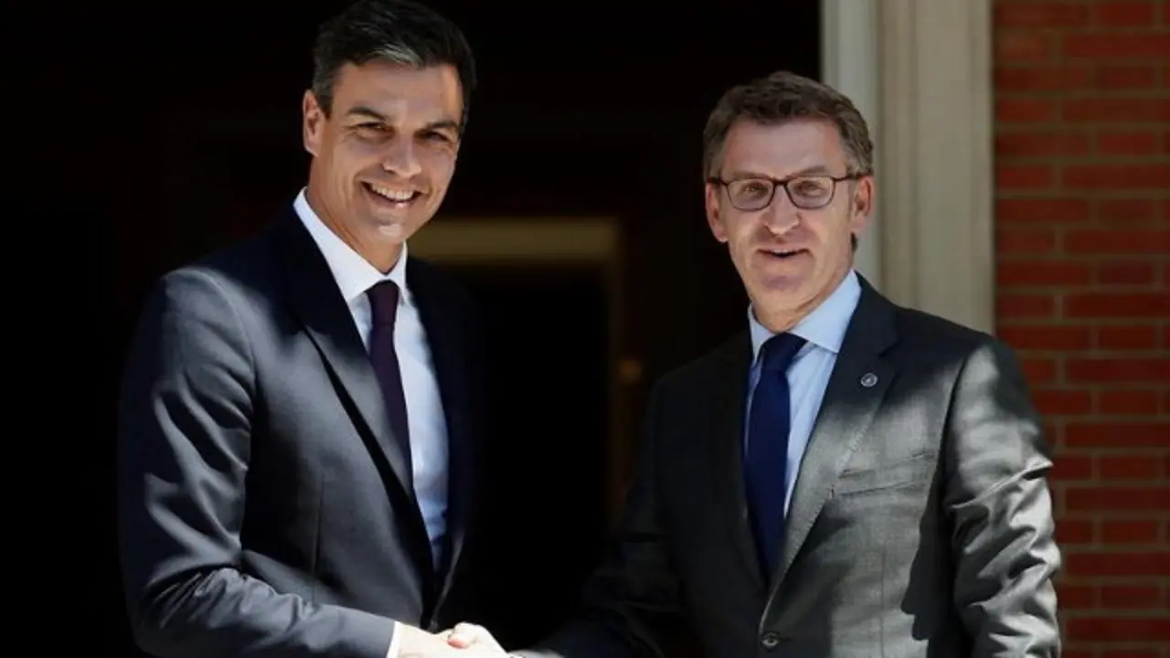 Pedro Sánchez recibe a Alberto Núñez Feijóo en el Palacio de la Moncloa. MARISCAL