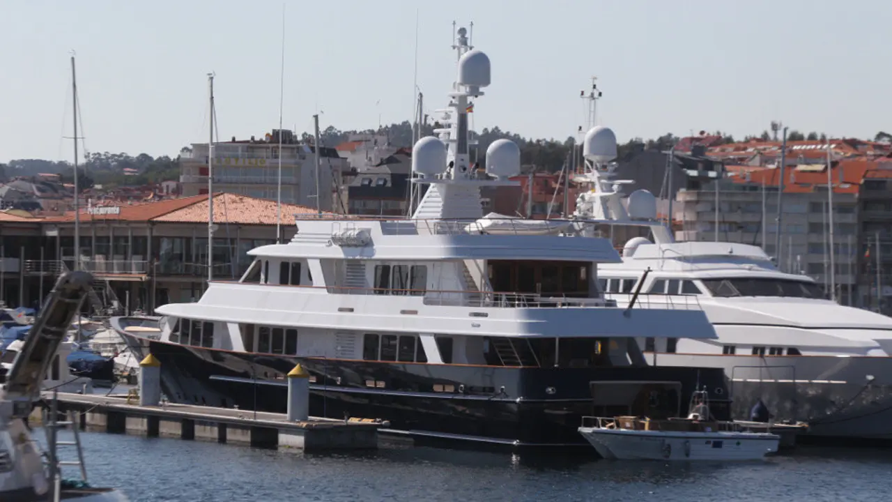 El nuevo yate de Amancio Ortega, en el puerto Juan Carlos I. RAFA FARIÑA