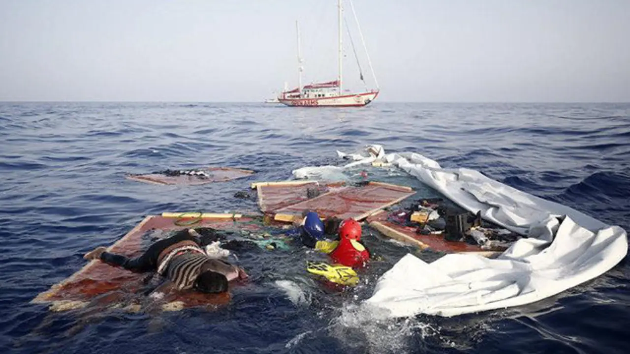 La embarcación, a la deriva y destruíd en el Mediterráneo Central. EFE