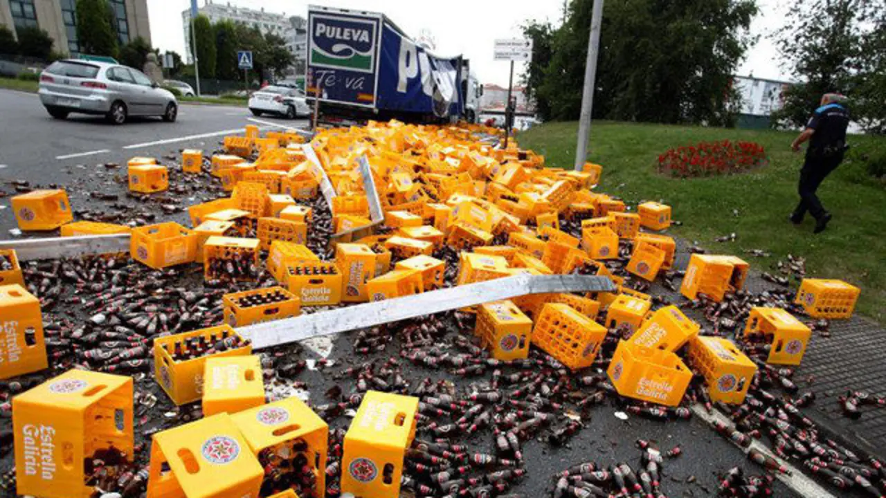 La mercancía que transportaba el camión ocupó la carretera. EFE