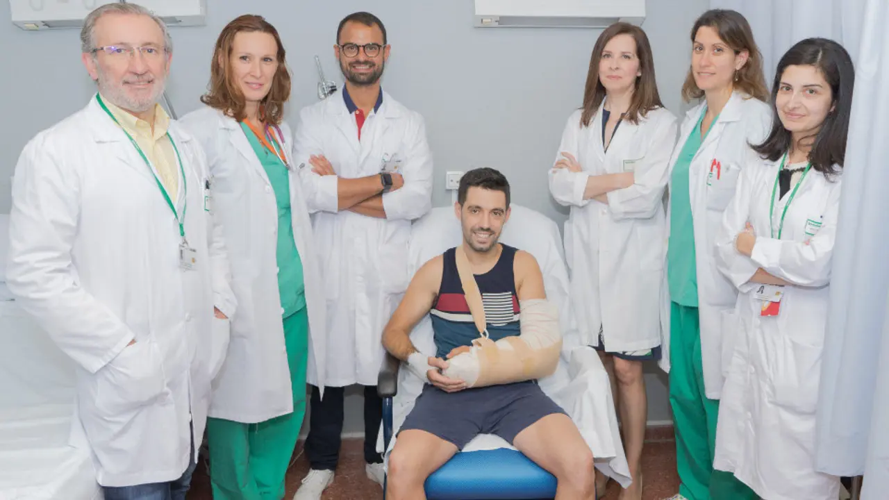 El paciente con el equipo de cirujanos y especialistas. POVISA