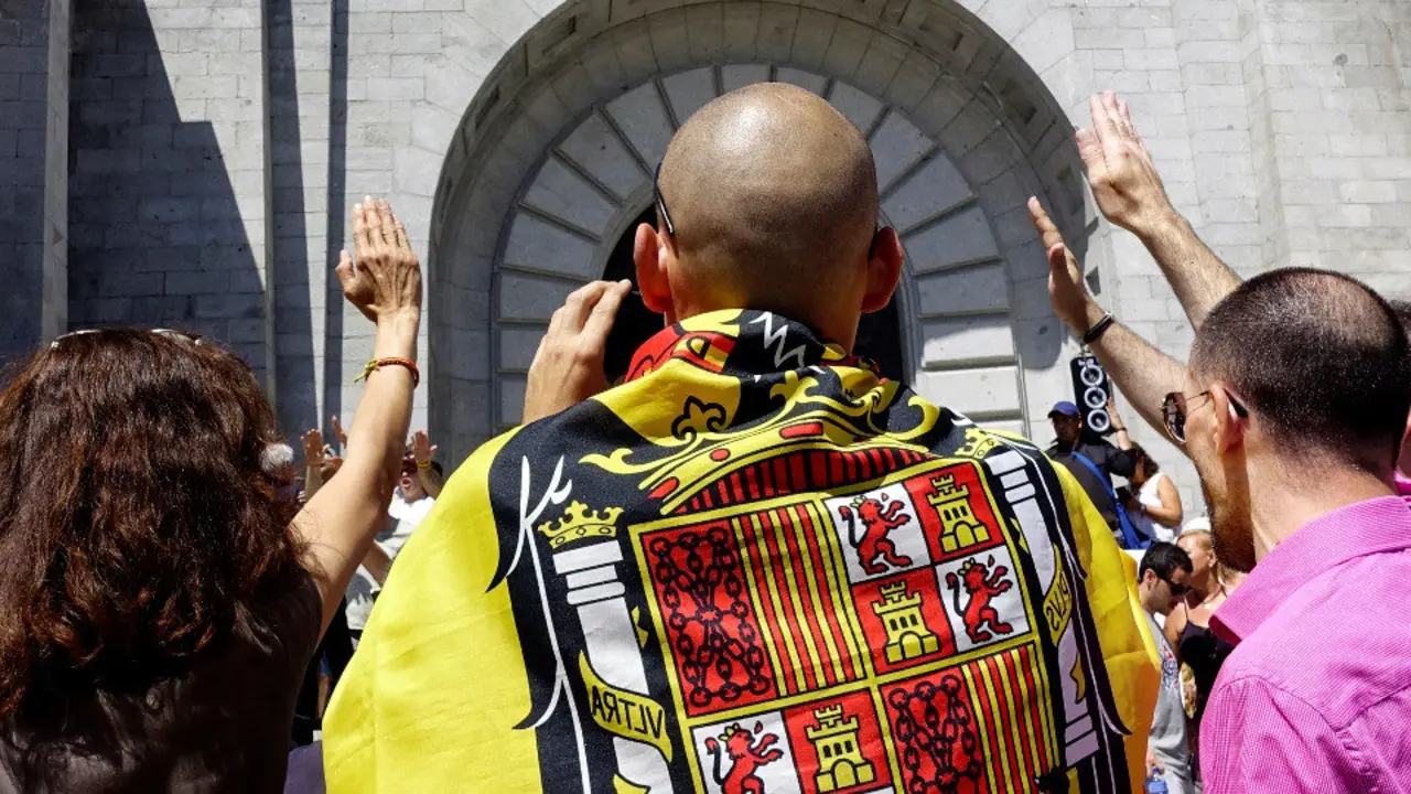 Simpatizantes del franquismo el pasado sábado. JUAN CARLOS HIDALGO (EFE)