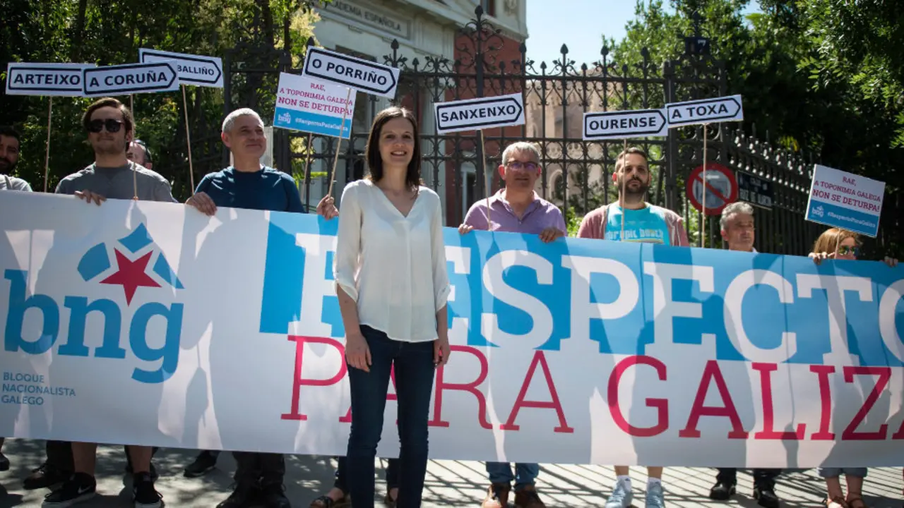 Olalla Rodil e un grupo de militantes do BNG, ante a sede da RAE. EP