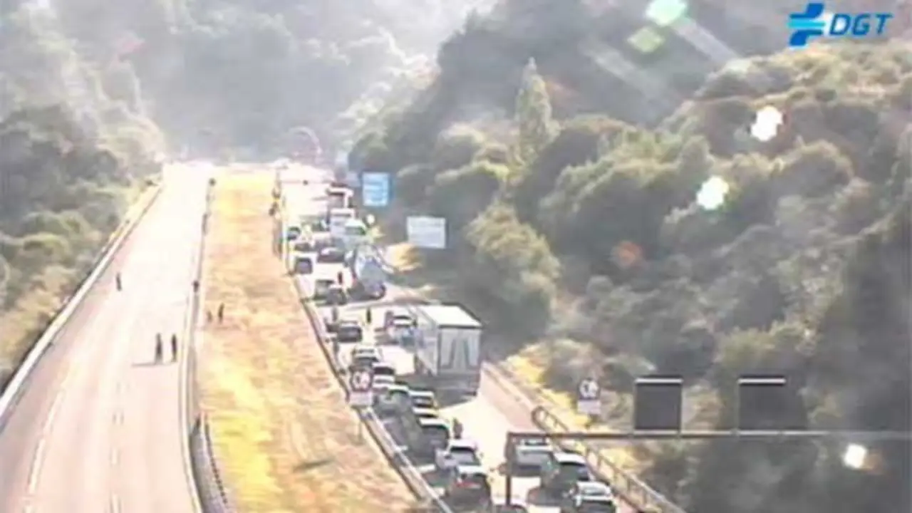 El incendio en el túnel de A Cañiza provocó retenciones. DGT
