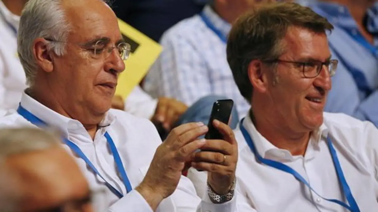 Núñez Feijóo (d), durante la celebración del Congreso Nacional del Partido Popular. EFE