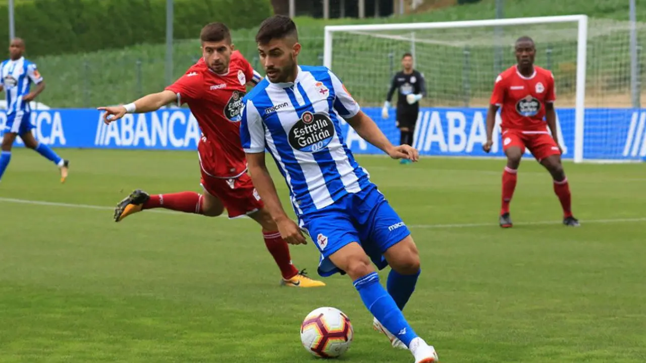 Carles Gil, uno de los goleadores, en un momento del partido. RCD