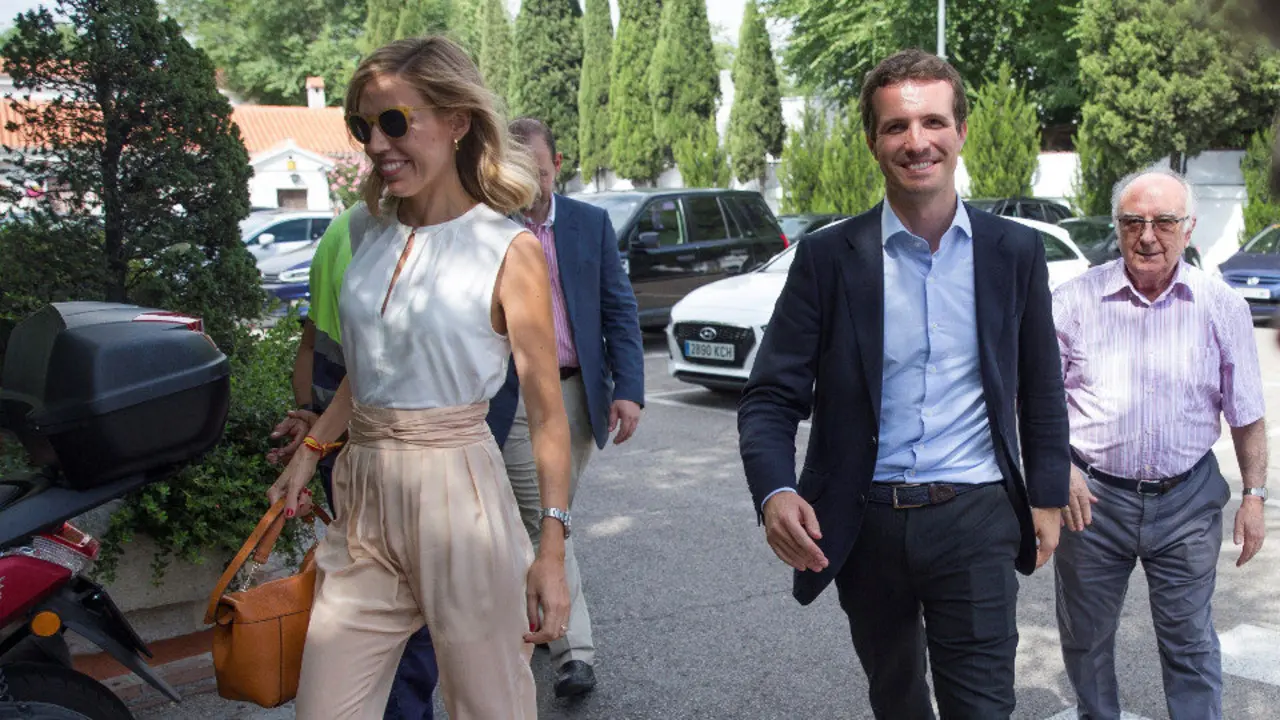 Pablo Casado, acompañado por su esposa, Isabel Torres, a su llegada al restaurante donde celebró la victoria con los suyos. RODRIGO JIMÉNEZ (EFE)