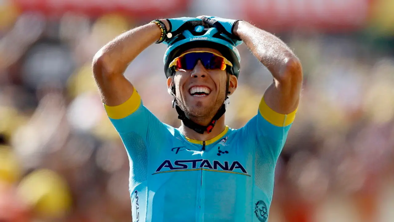 Omar Fraile levanta los brazos en su llegada a meta. SEBASTIEN NOGIER (EFE)