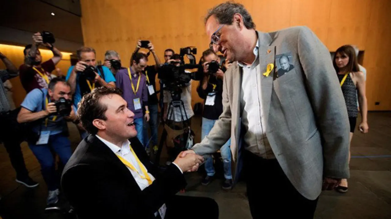 Bonveh&iacute; (izquierda), con el presidente de la Generalitat, Quim Torra. MARTA P&Eacute;REZ (EFE)