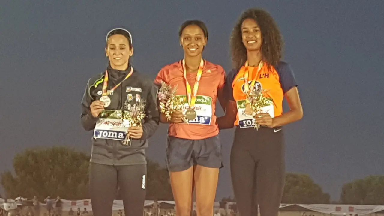 Ana Peleteiro (c), en el podio. RFEA