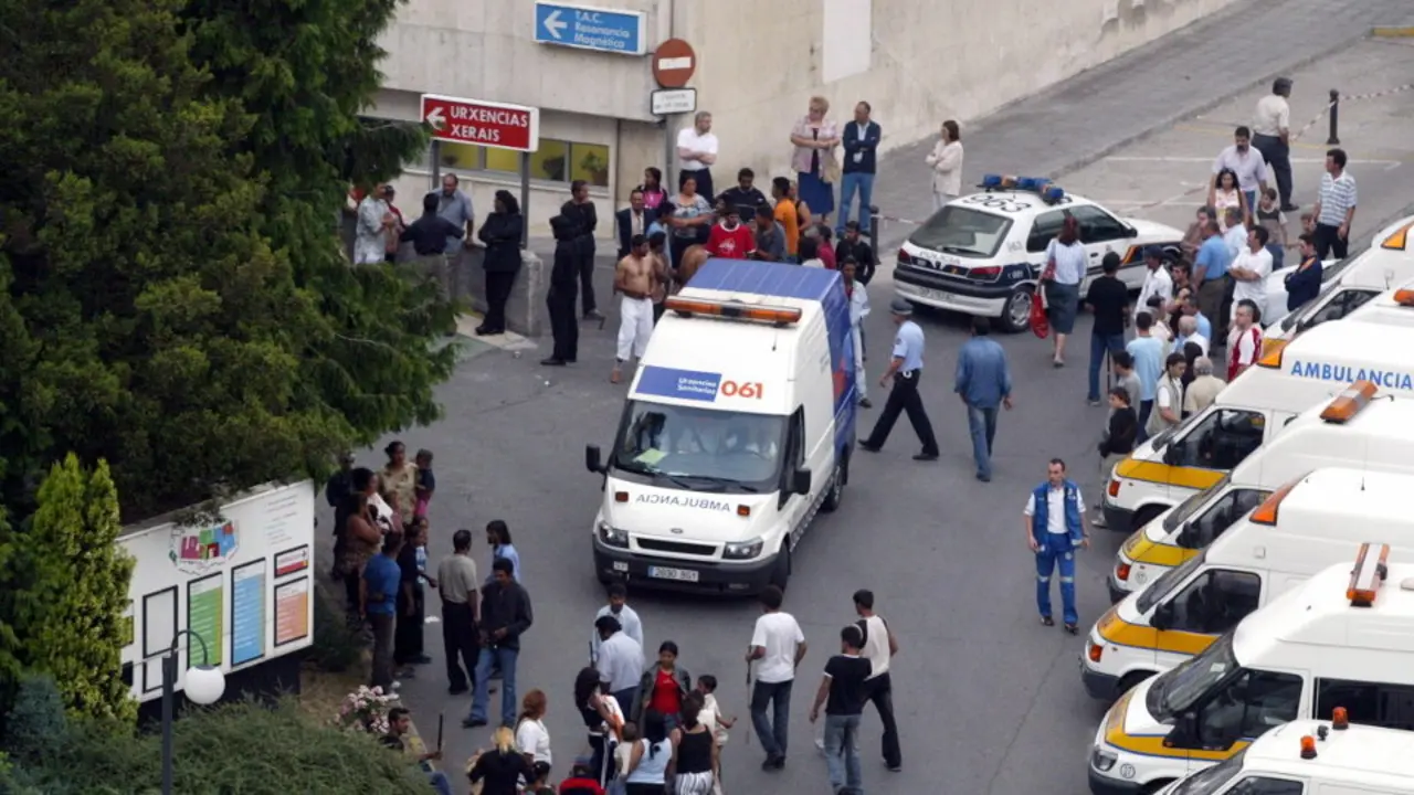 Familiares y vecinos de las víctimas del tiroteo de O Carqueixo se congregaron en las puertas del hospital Xeral. VÁZQUEZ (AEP)