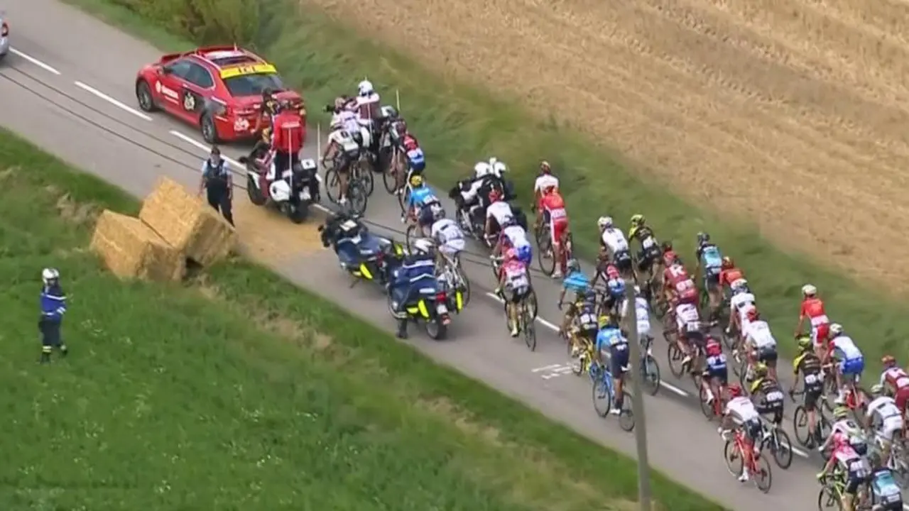 Los ciclistas pasan por el lugar de la manifestación. TWITTER