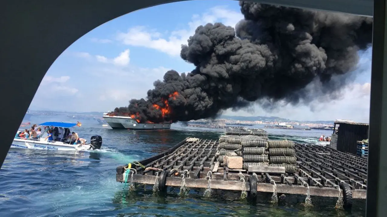 El catamarán incendiado en O Grove. CEDIDA