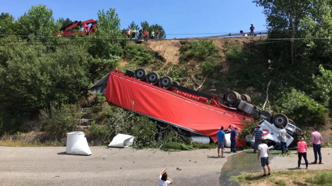 El camión accidentado en la A-55. DP