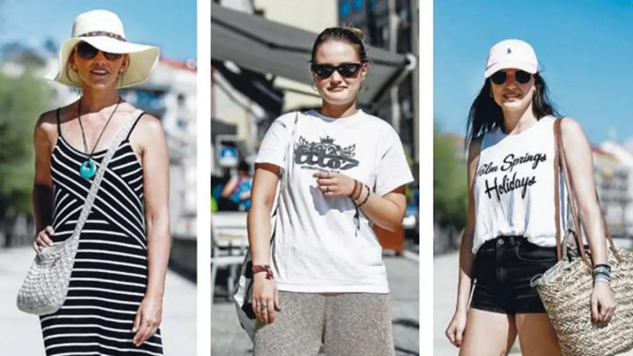 Sonia, Caludia y Elena lucen tendencias del verano en la playa de Silgar. CHRISTIAN FERNÁNDEZ