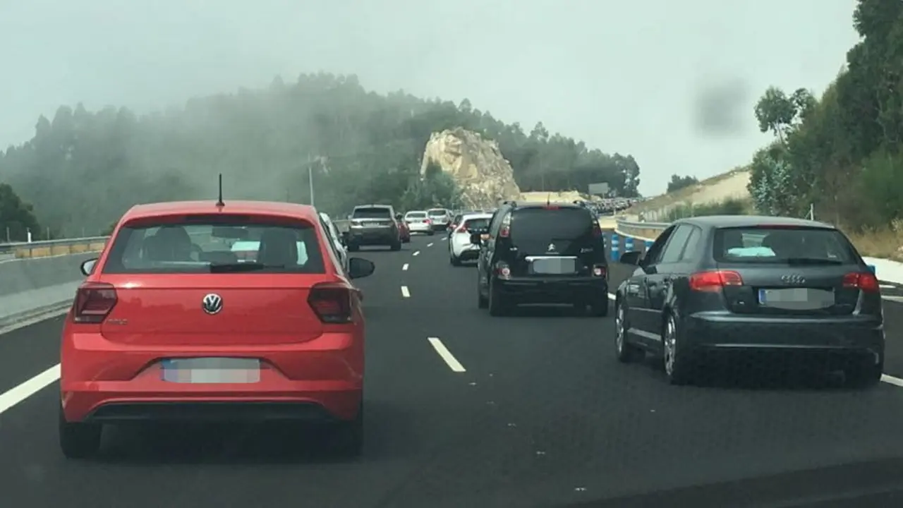 Colas de más de tres kilómetros en el corredor de O Morrazo. DP