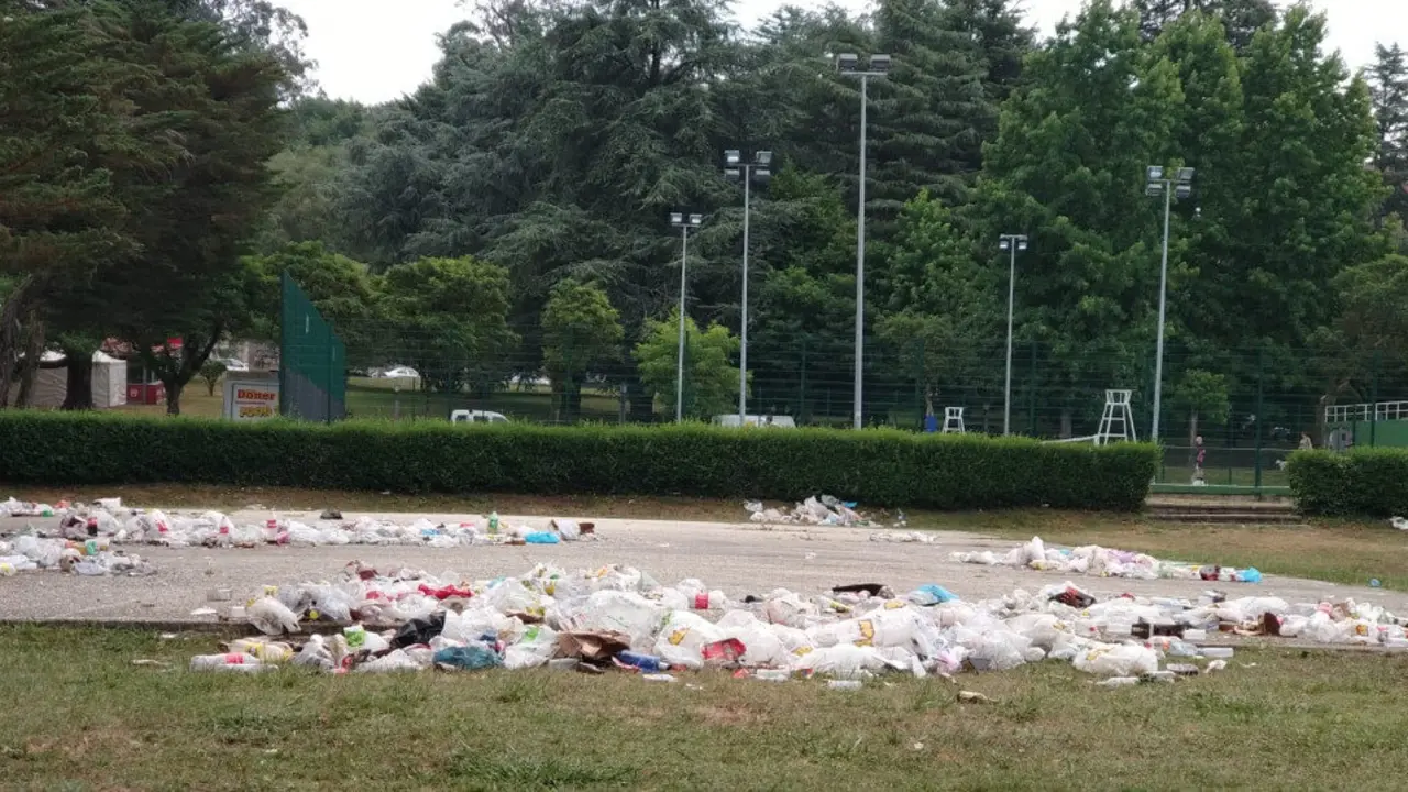 Restos de botellón en el Campus Sur de Santiago. EP
