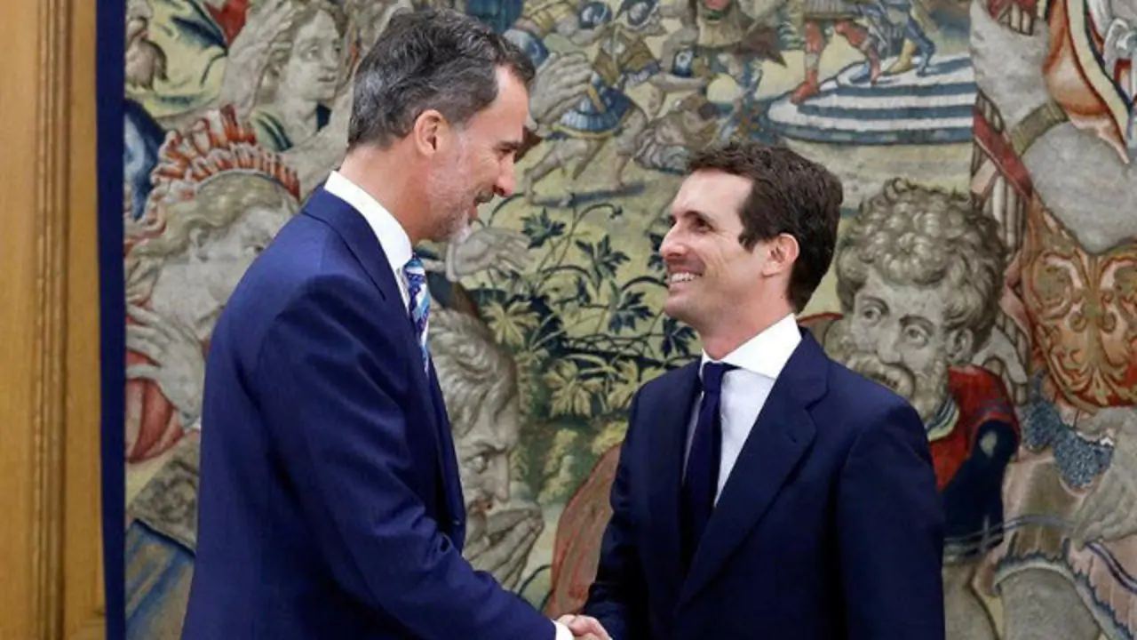 Felipe VI y Pablo Casado. EFE