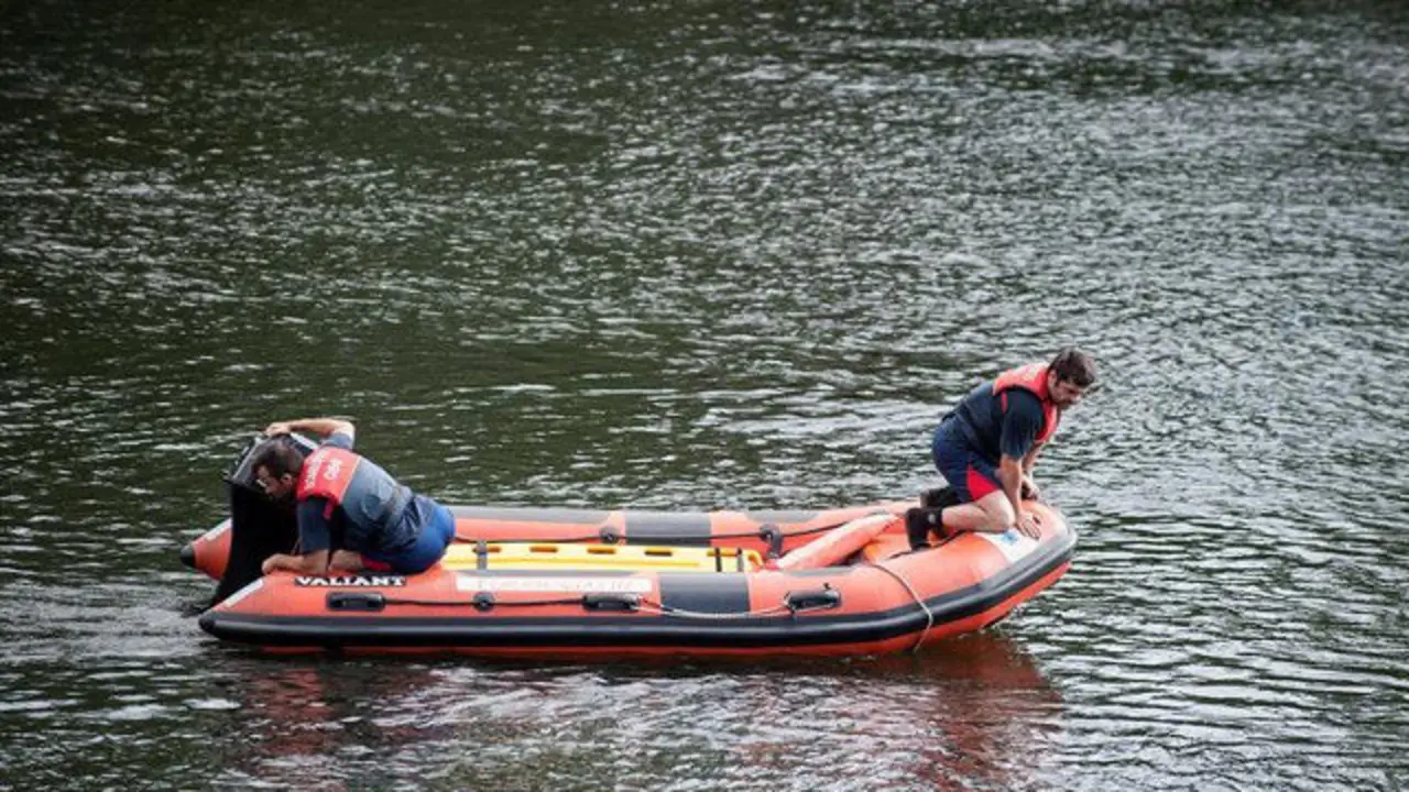 Búsqueda de un joven en el Miño en Ourense. BRAIS LORENZO (EFE)