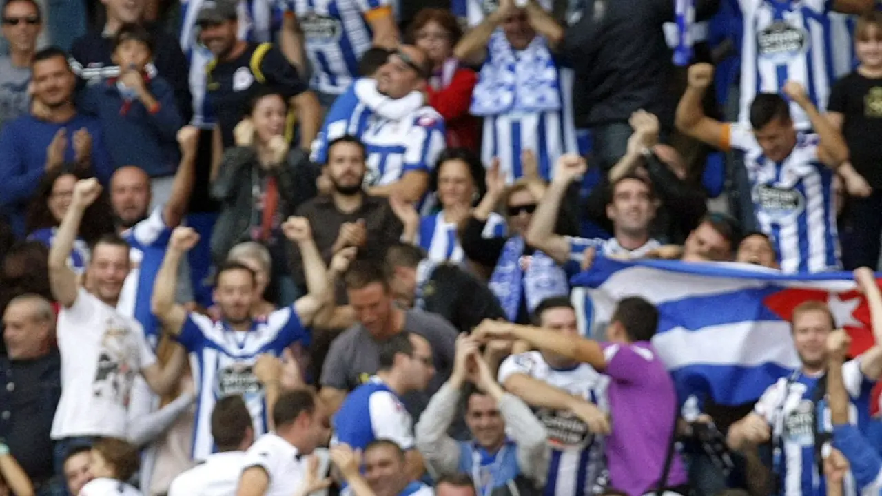 La afición del Deportivo, en Riazor. AEP