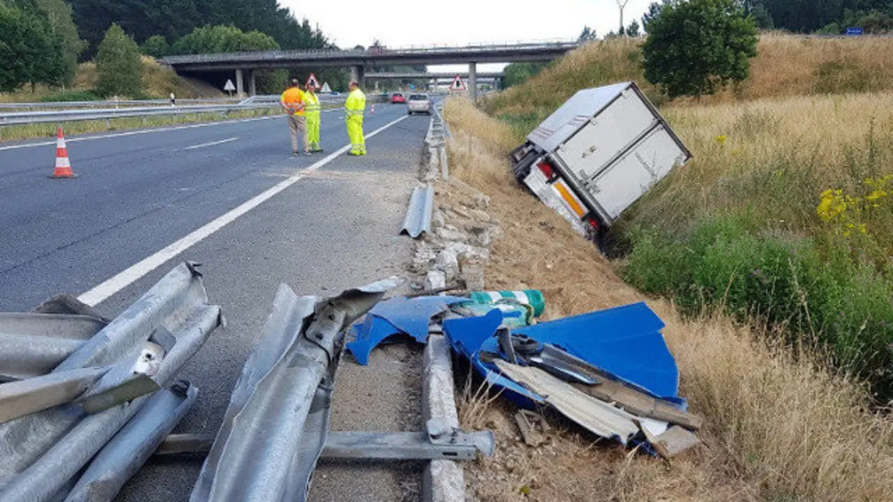 En la salida de vía del camión en Begonte no hubo que lamentar daños personales. EP