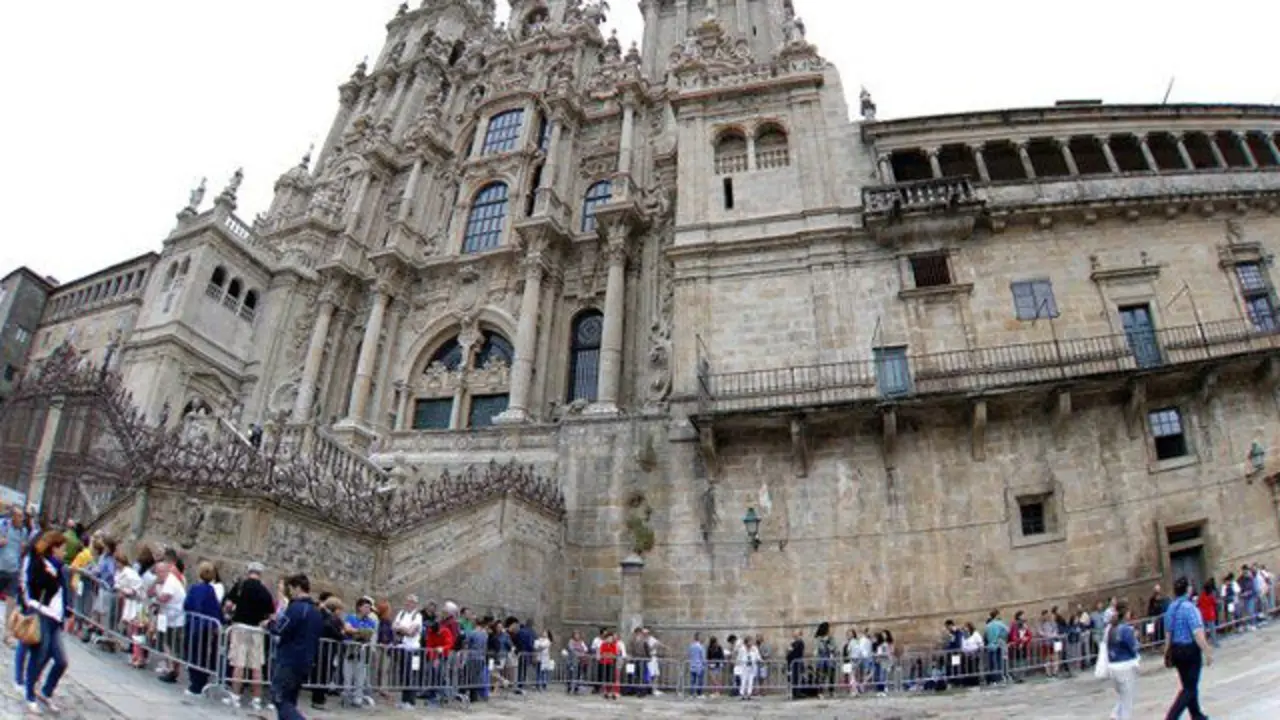 Colas para entrar en el Pórtico da Gloria. LAVANDEIRA JR (EFE)