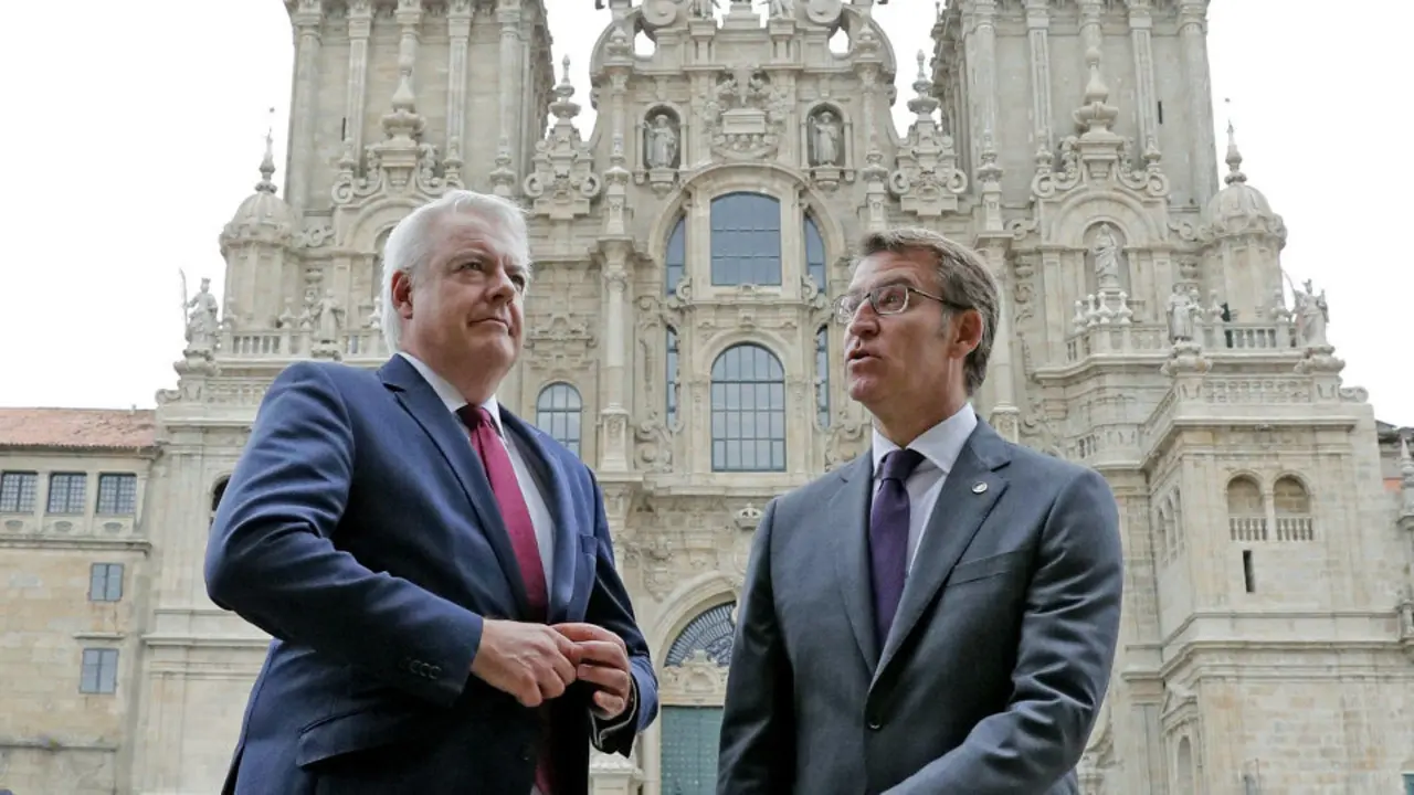 El ministro principal de Gales, Carwyn Jones, junto a Alberto Núñez Feijóo, en la plaza del Obradoiro. LAVANDEIRA JR (Efe)