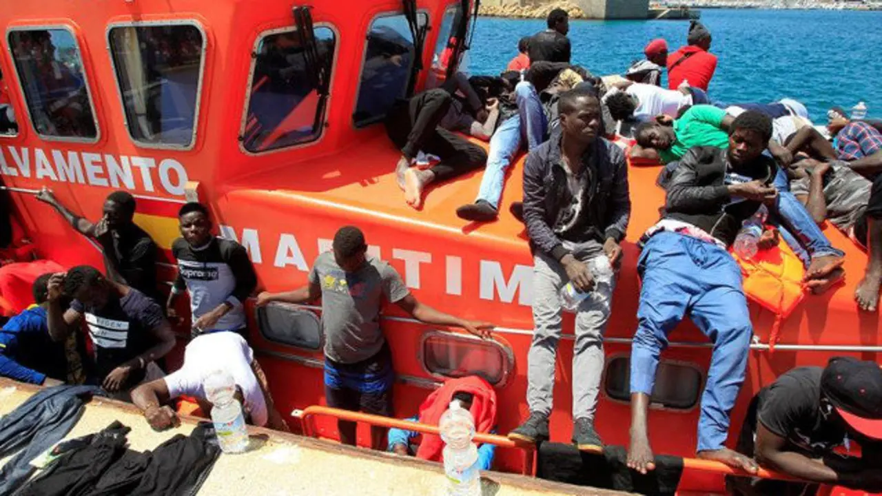 El número de inmigrantes rescatados en el Estrecho entre el jueves y este viernes ya supera las 620 personas. CARRASCO RAGEL (EFE)